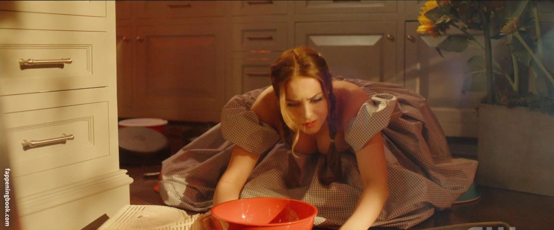 Голая Виктория Джастис и Элизабет Гиллис