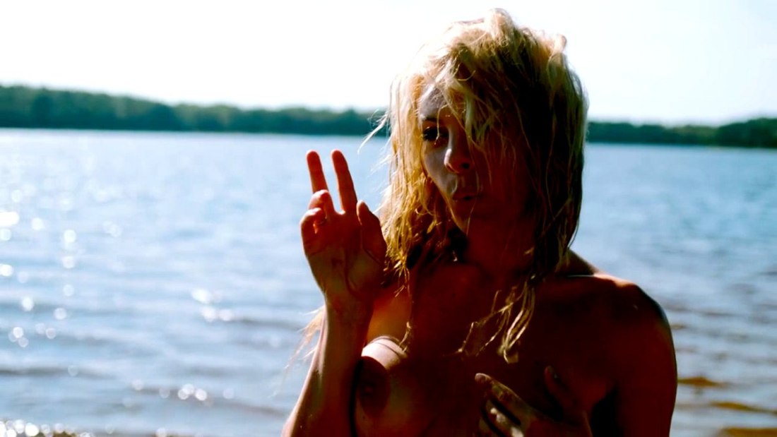 Голая женщина сидит сбоку