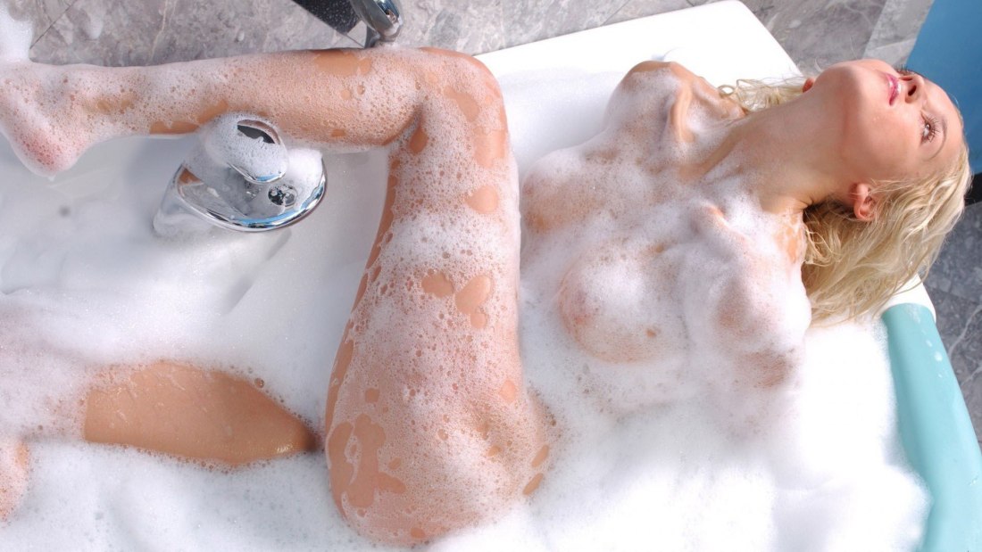 Красивые голые женщины в ванной