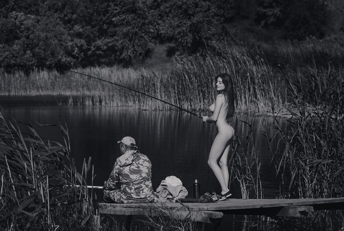 Девчонки ню на рыбалке