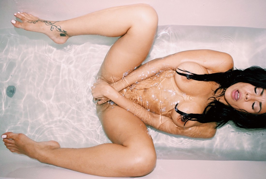 Ева Элифа голая мокрая