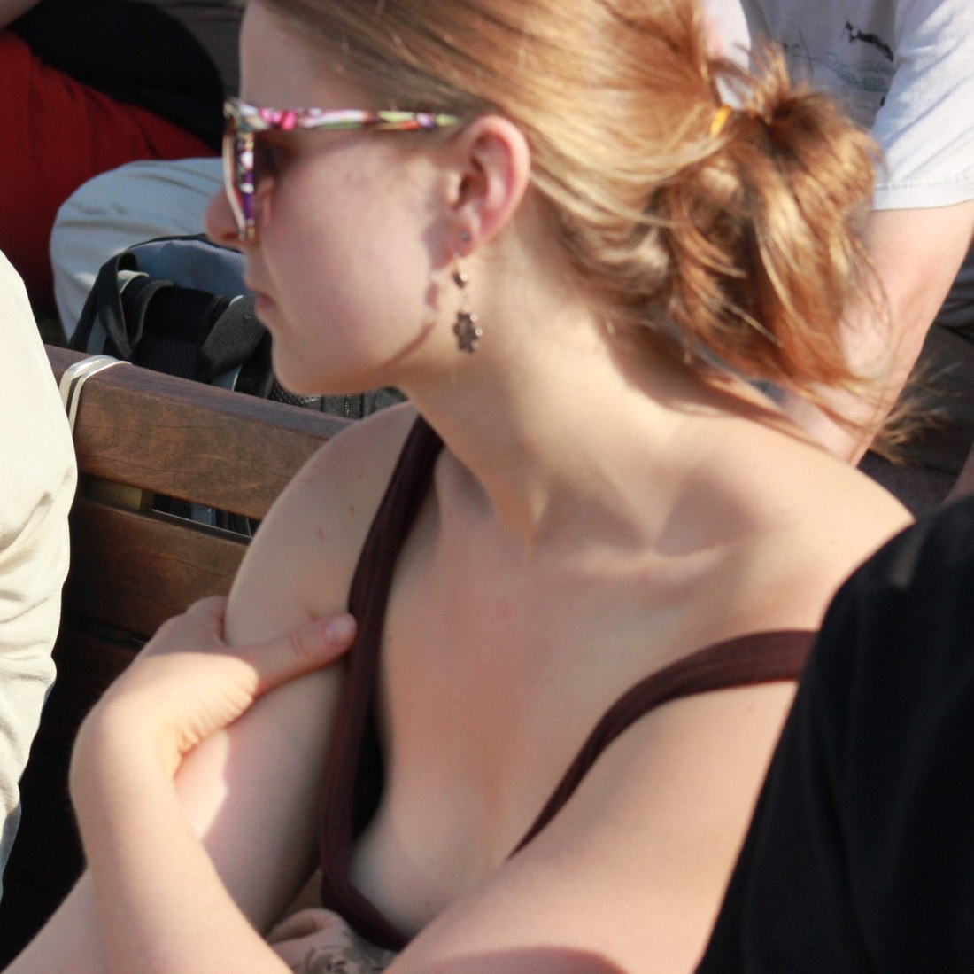 Показала голую грудь в машине