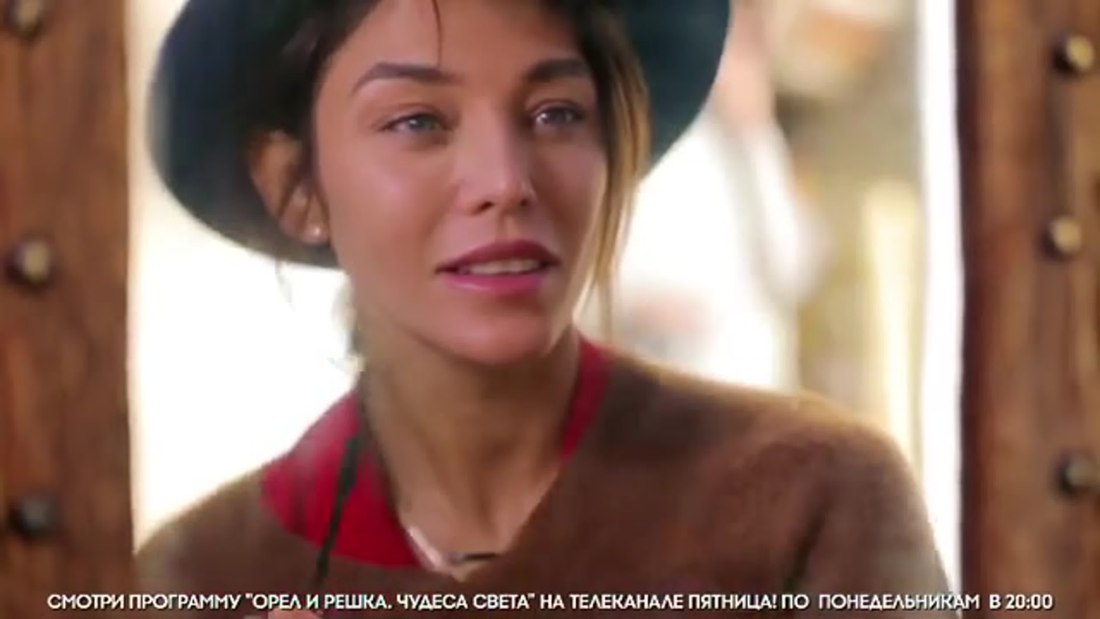 Настя Ивлева в бассейне