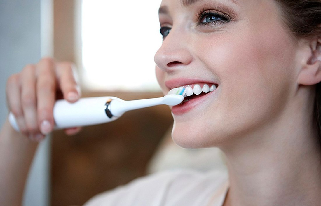 Чистить зубы электрической щеткой