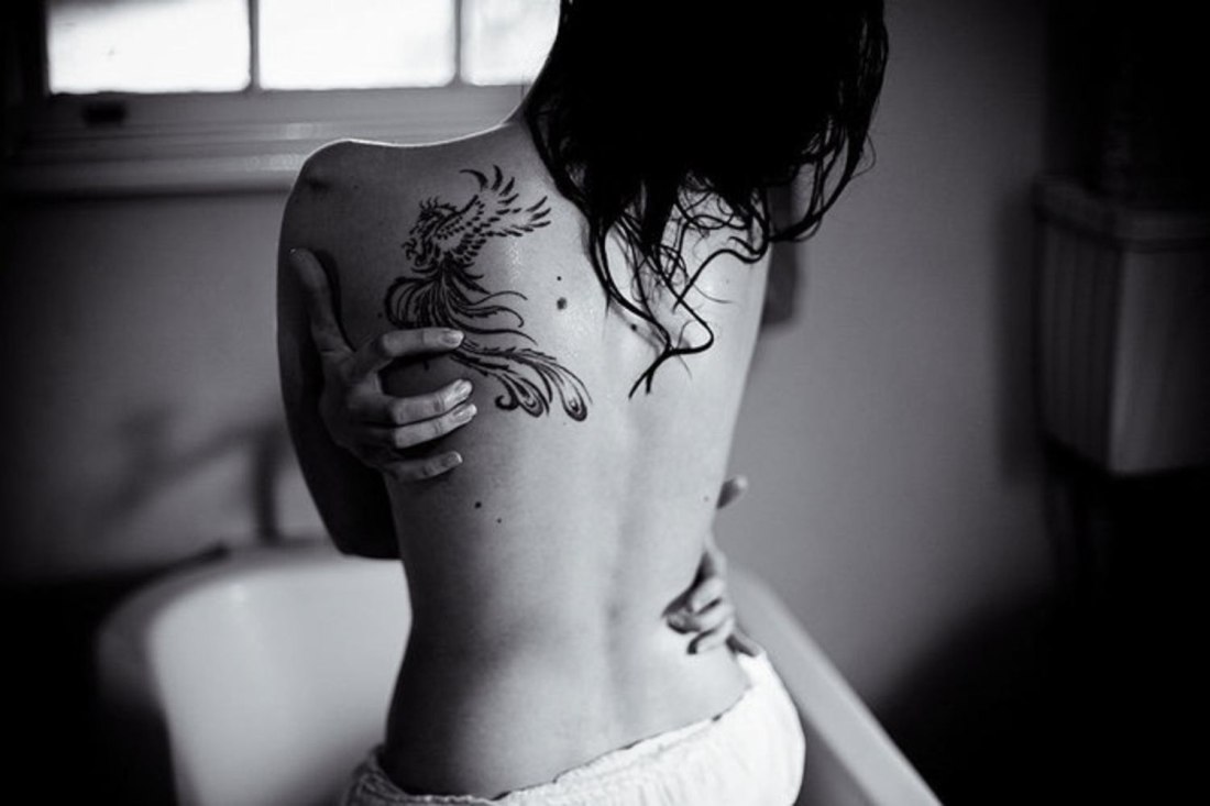 Тату для девушек черные