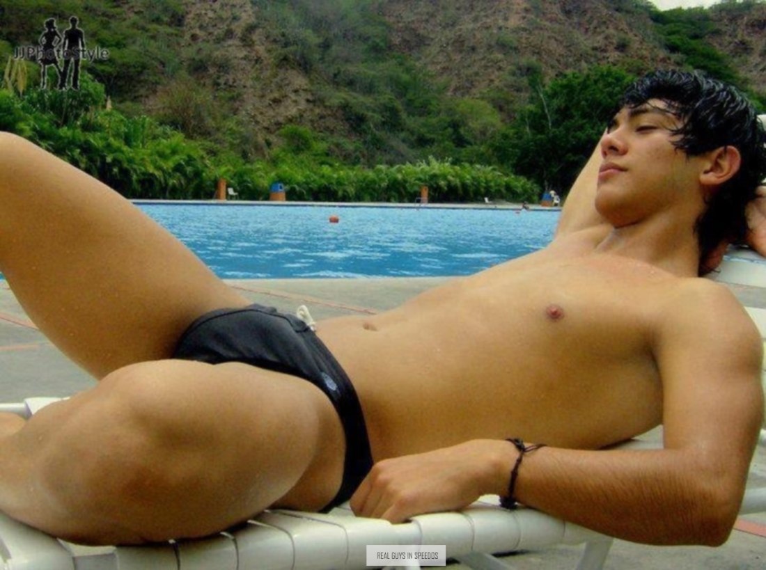 Мужчины в плавках на пляже