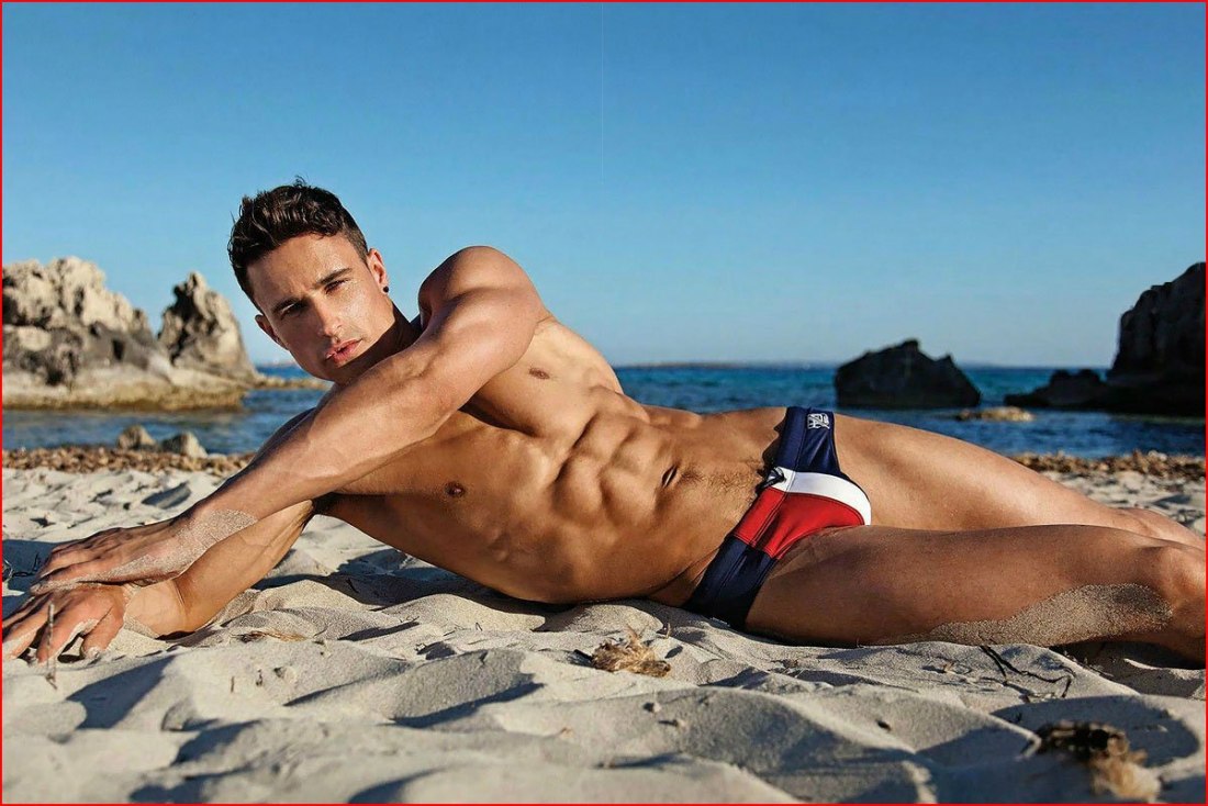 Загорелый мальчик