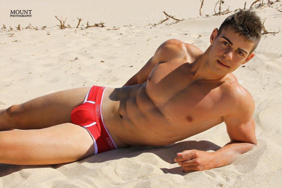 Красивые молодые парни в плавках