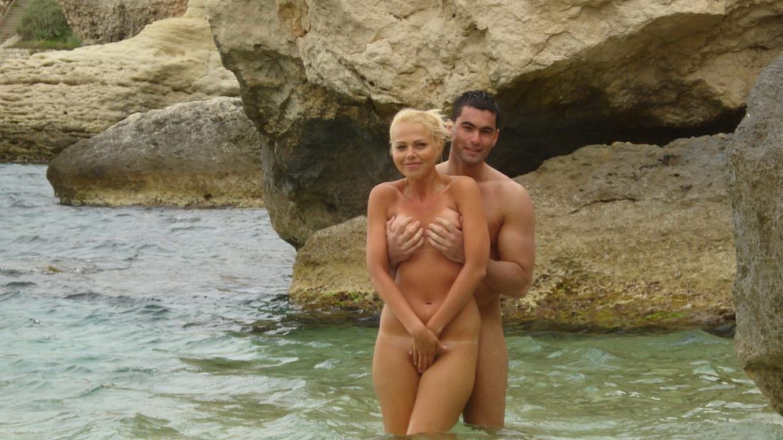 Голые семьи на острове