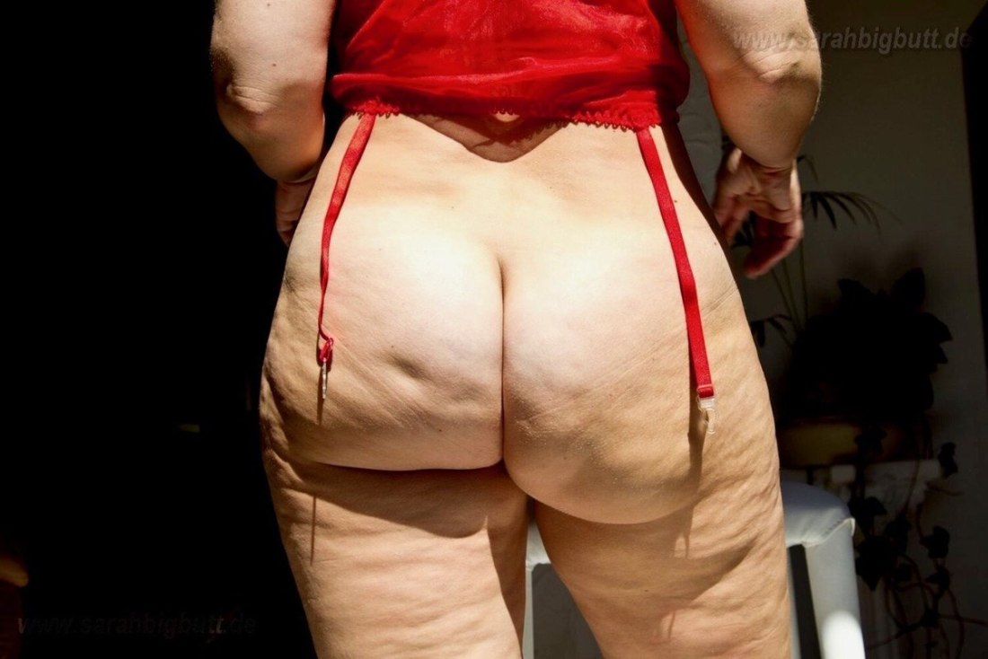 Огромная целлюлитная задница