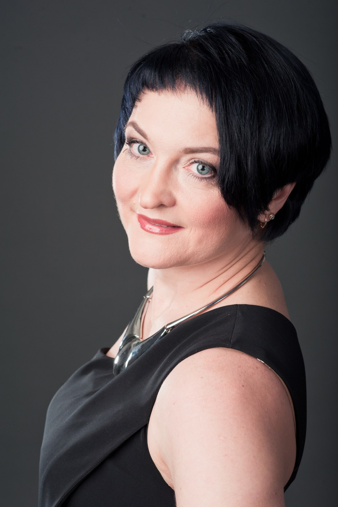 Зрелка с короткой прической расставила ножки