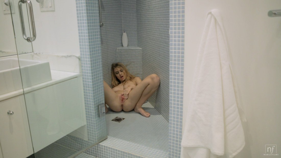 Скрытая камера в женской душевой бассейна