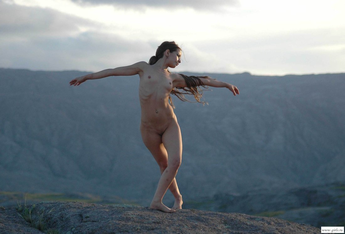 Голые бабы и мужики на подиуме