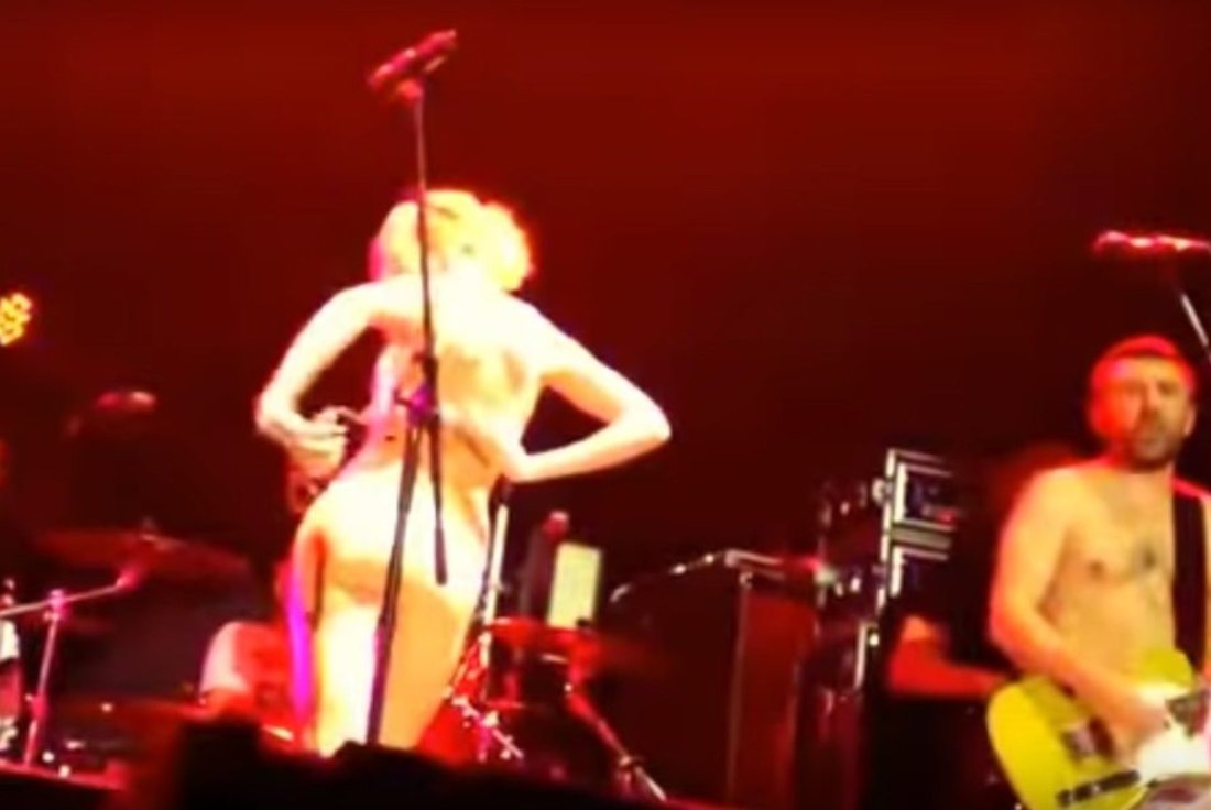 Голая гитаристка на сцене