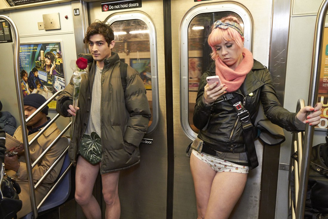 Под юбкой в общественном транспорте