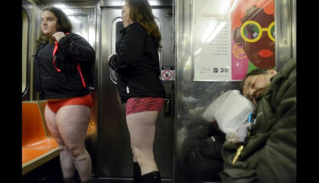 Женщина разделась в Московском метро