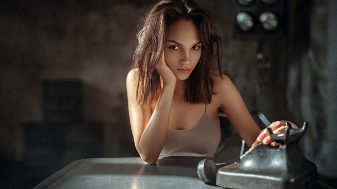 Силуэт девушки на сером фоне