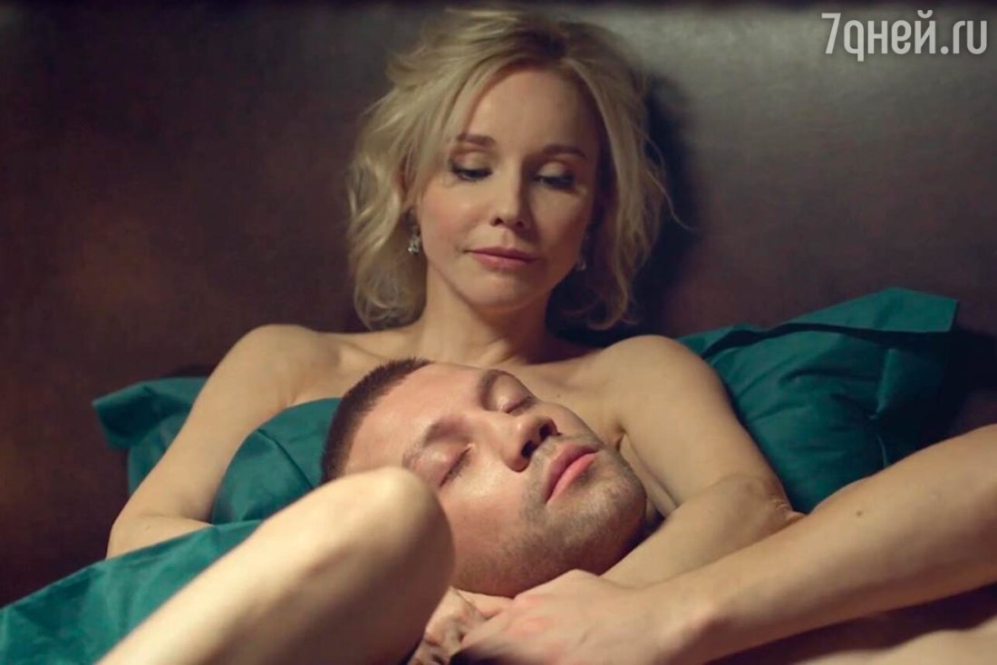 Рыжая девушка на фоне окна