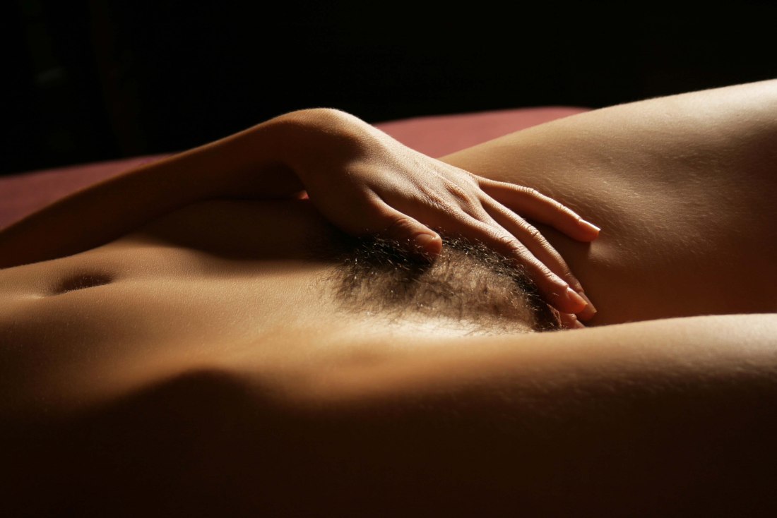 Волосатые киски на природе