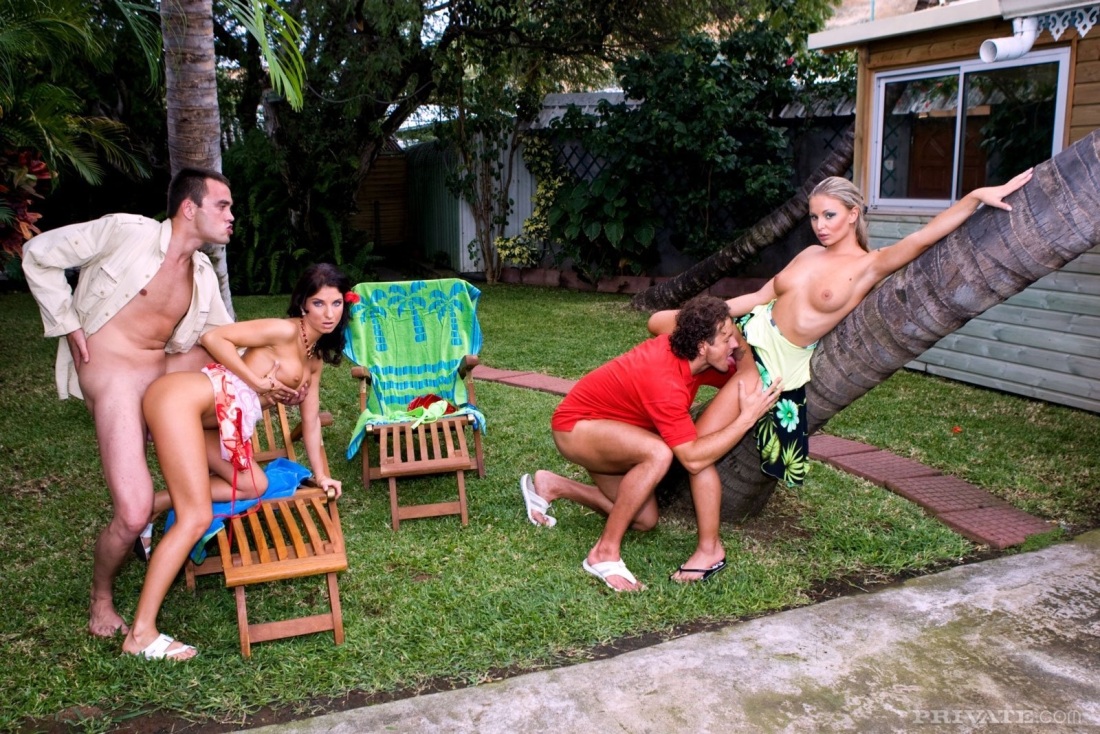 Сисястые женщины на даче