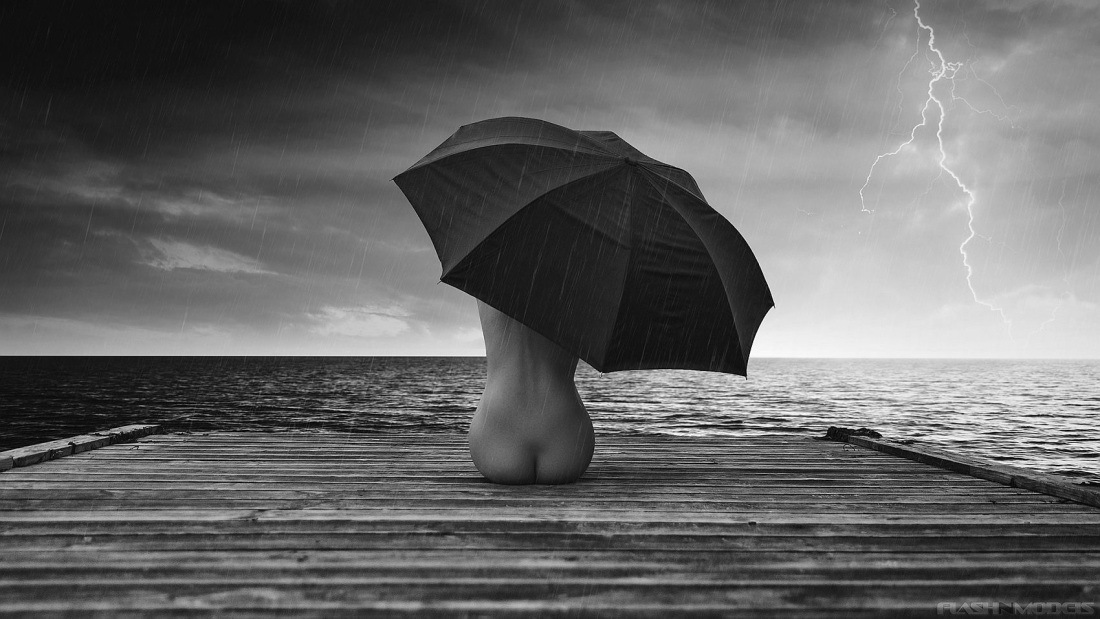 Голая с японским зонтиком