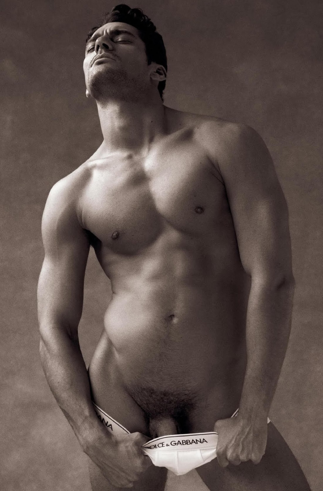 Красивое голое мужское тело