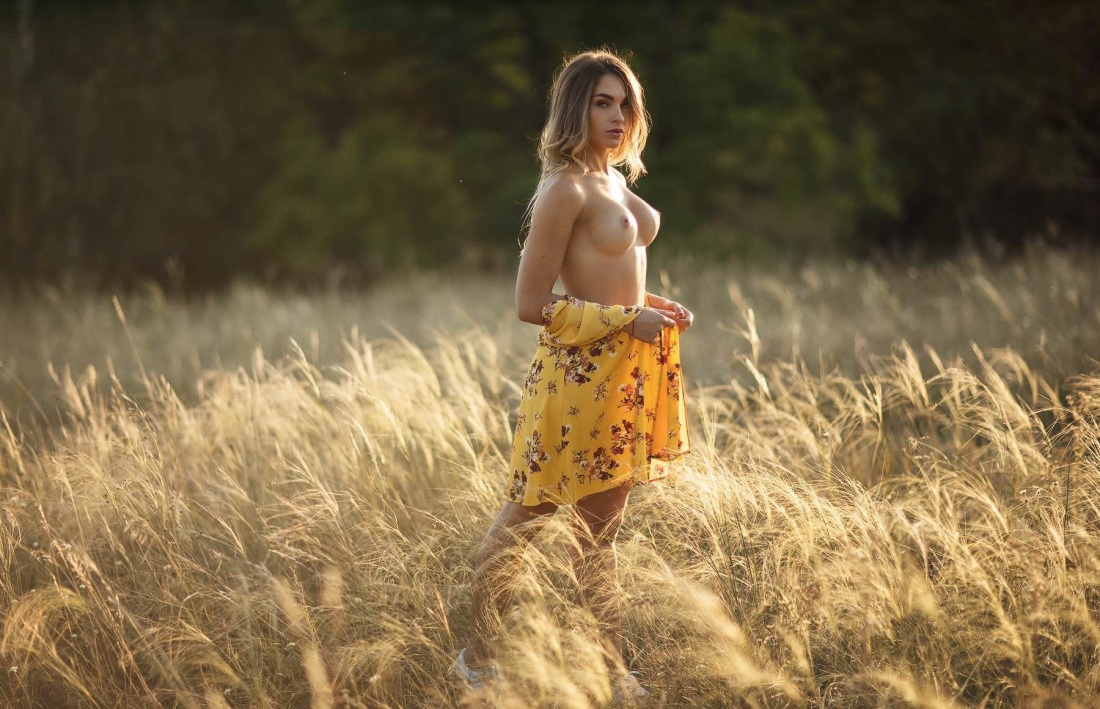 Голые красотки в сарафане