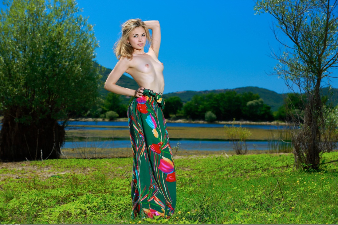 Красивые девушки в сарафанах ню