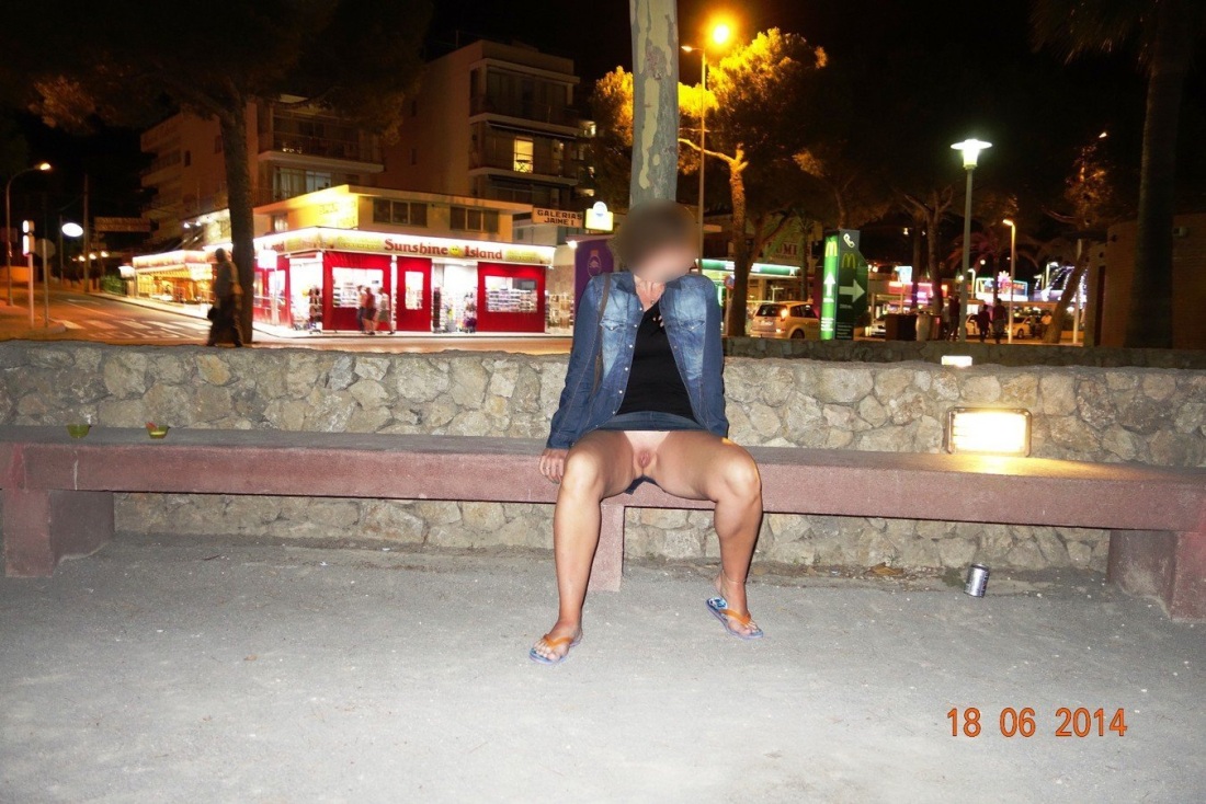 Дамы на отдыхе без трусов