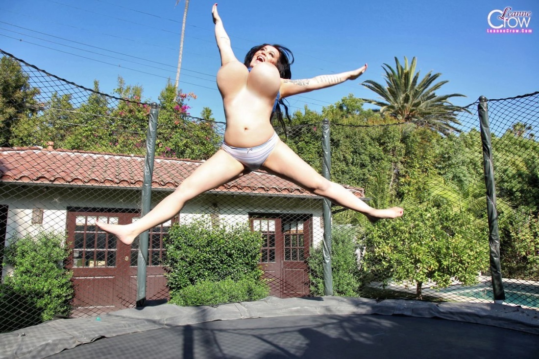 Голые женщины прыгают на батуте - фото порно devkis