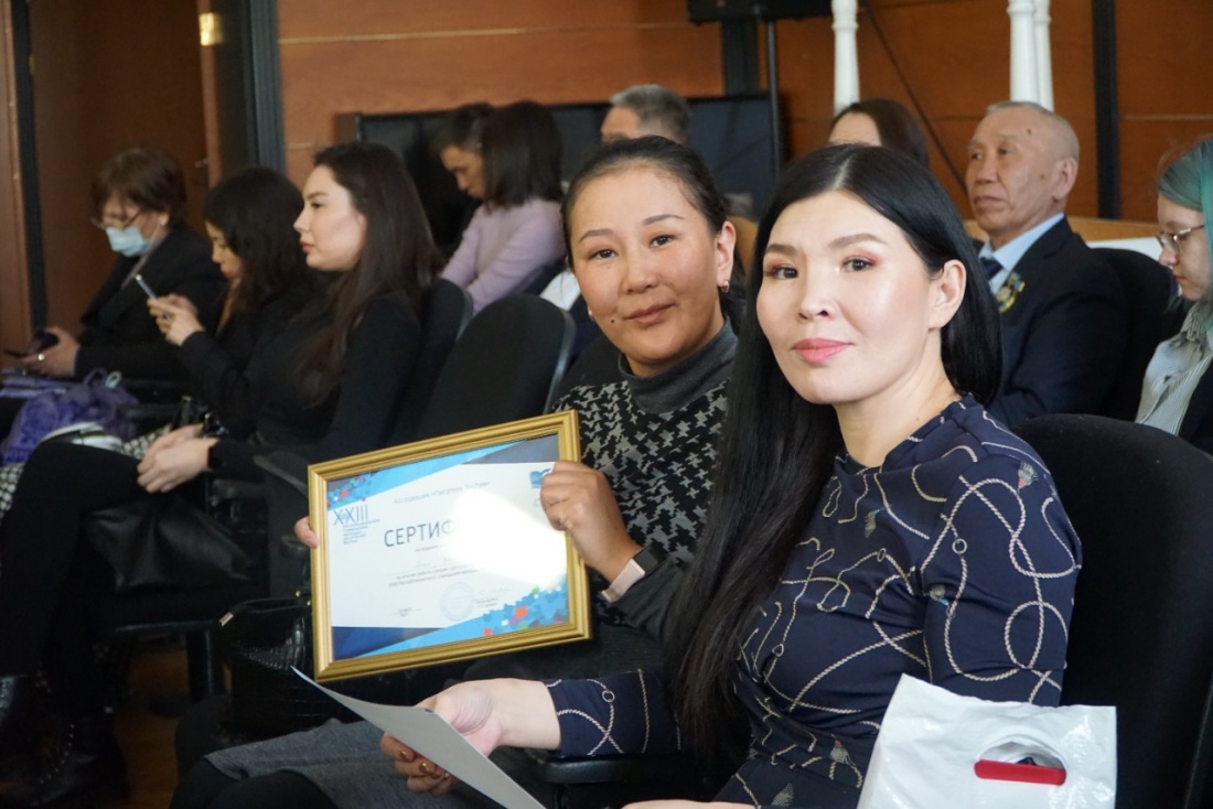 Азиаточки в платьях