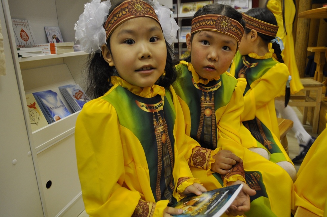 Девушка ноутбук экран