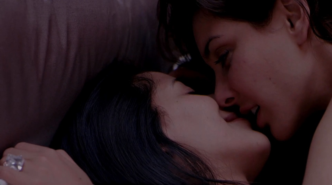 Под партой в школе