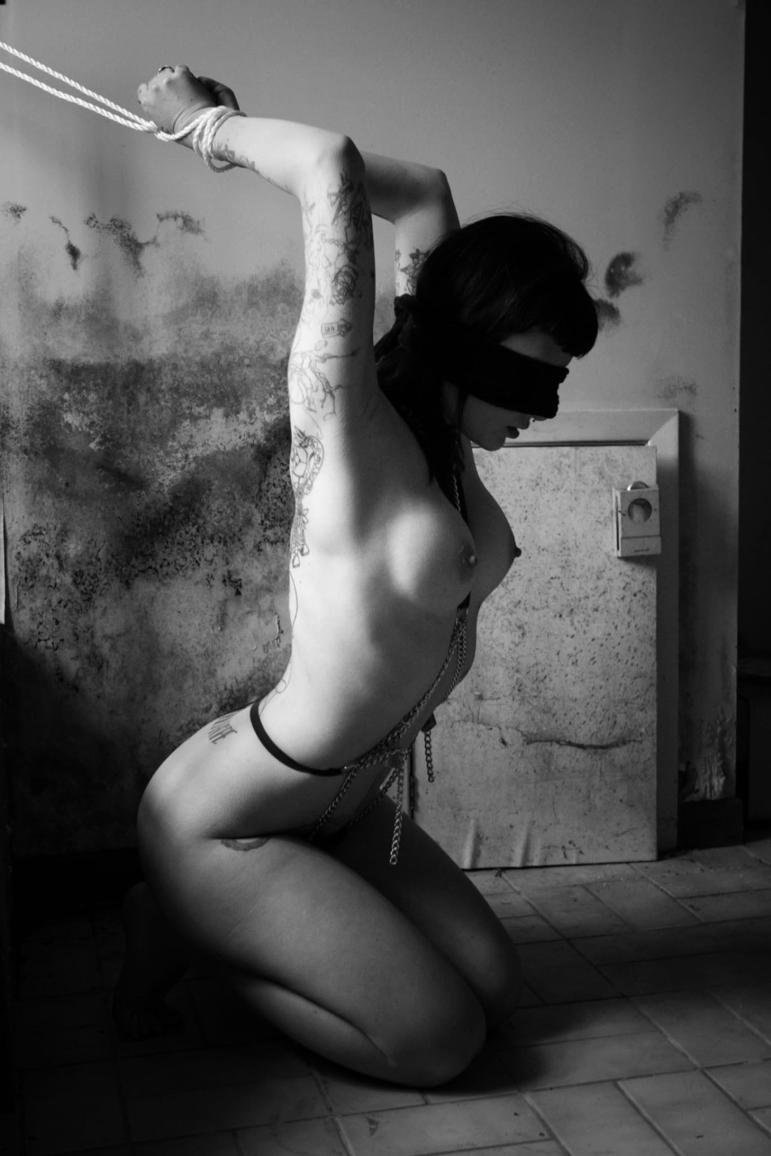 Связанные голые женщины