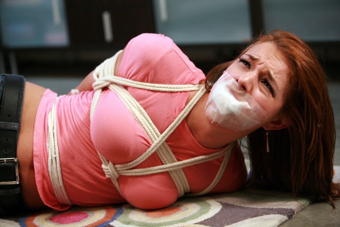 Выебал телку с кляпом во рту