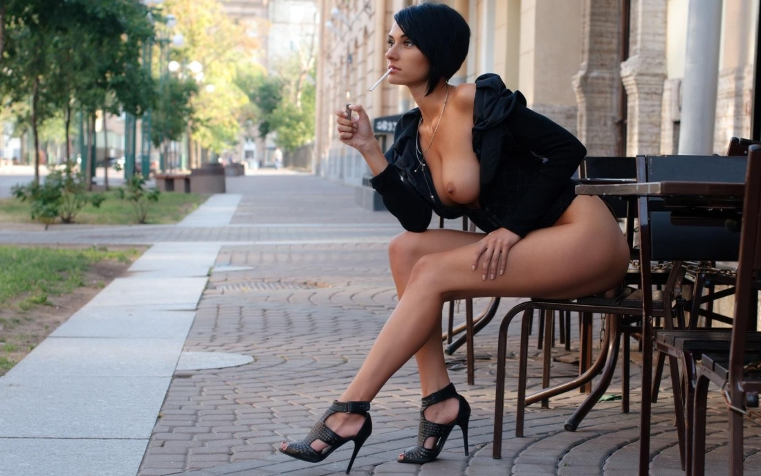 Эротические девушки на улице