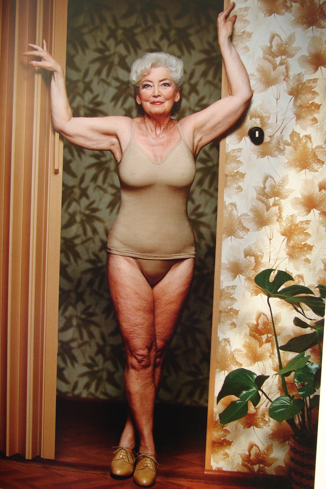 Полуобнаженные женщины в возрасте