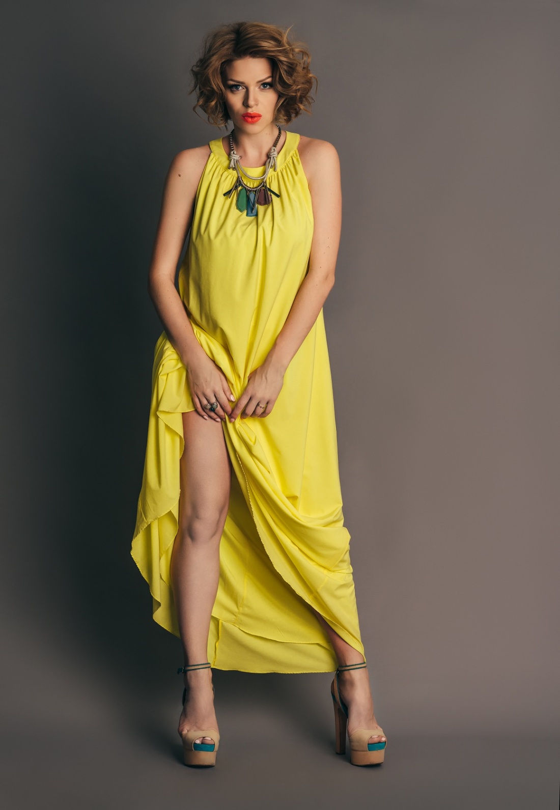 Art статуя на розовом фоне