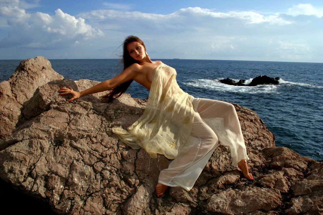 Ню брюнетка демонстрируют свои прелести