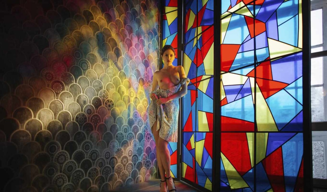 Станцевала голой на столе