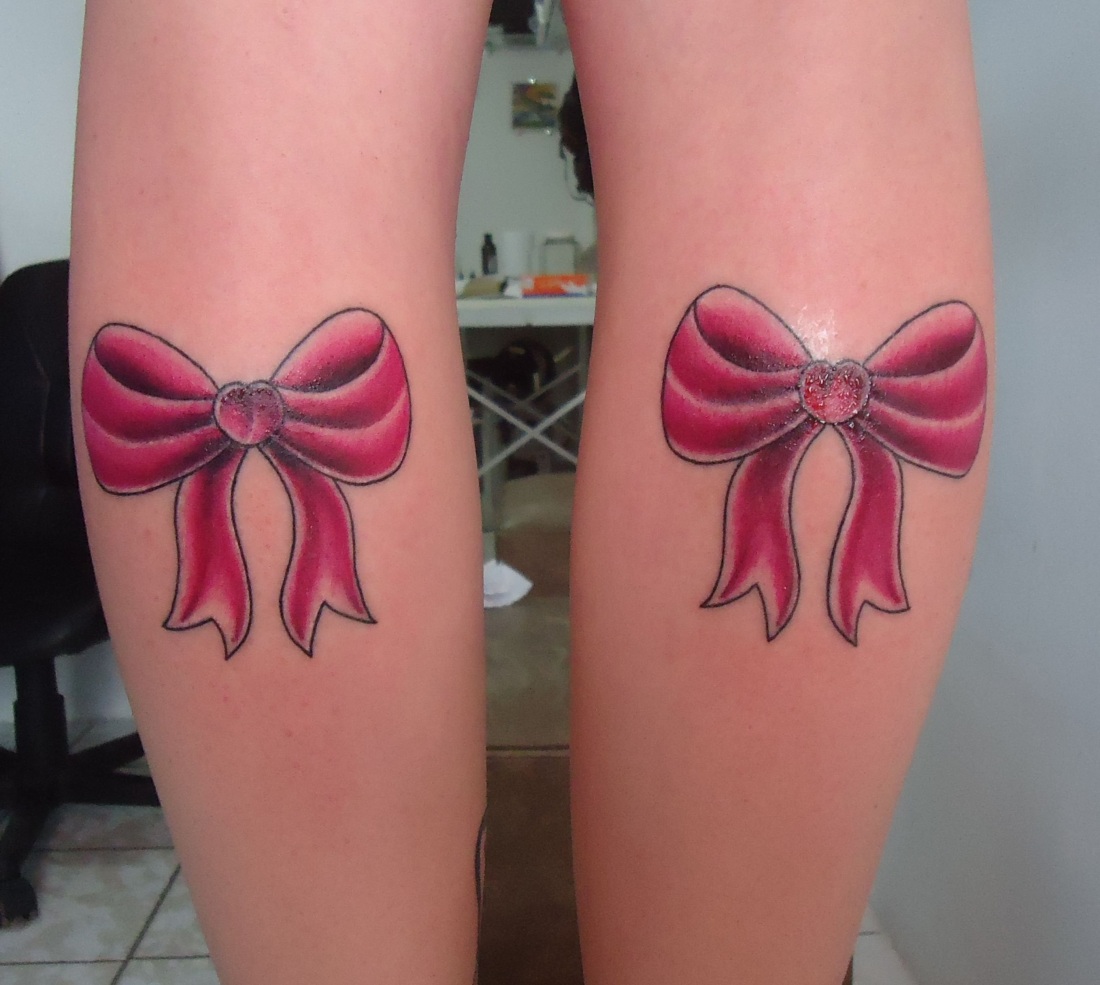 Тату бантики на ляшках