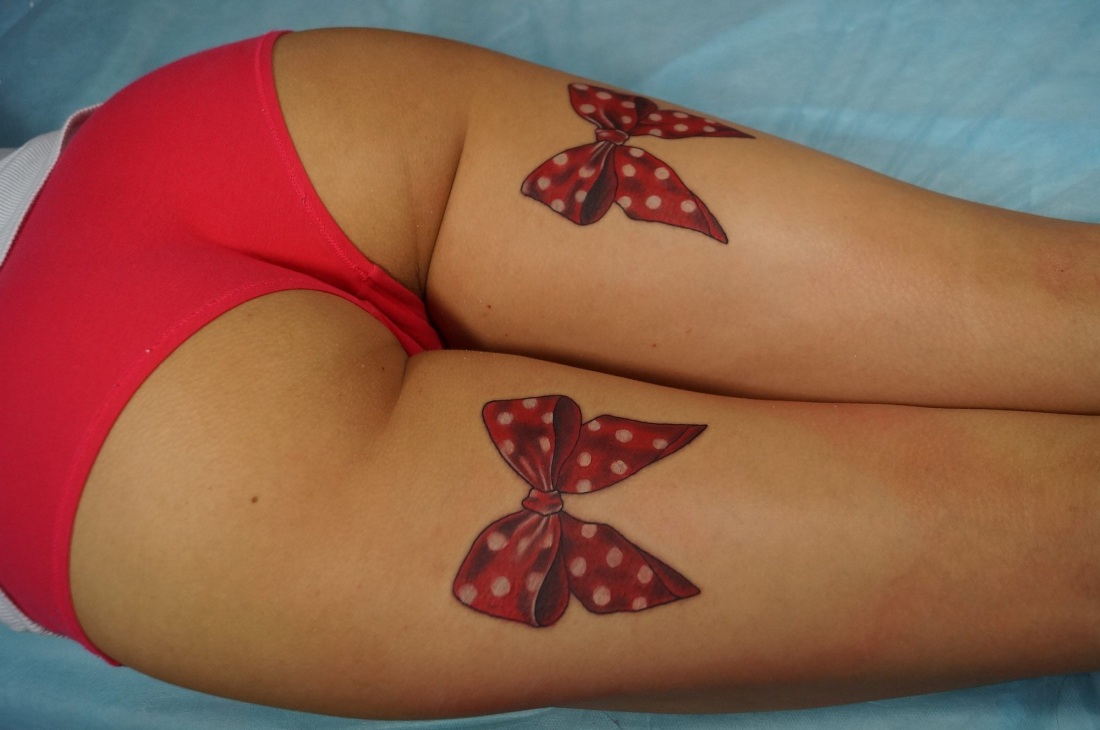 Тату бантики на ляшках