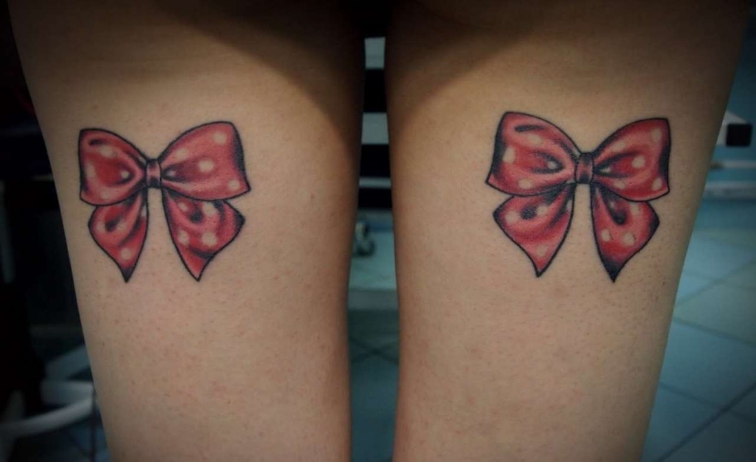 Тату бантики на ляшках