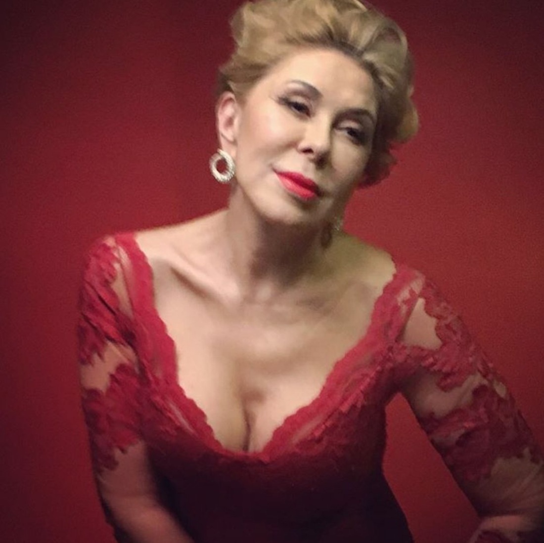 Любовь Успенская декольте