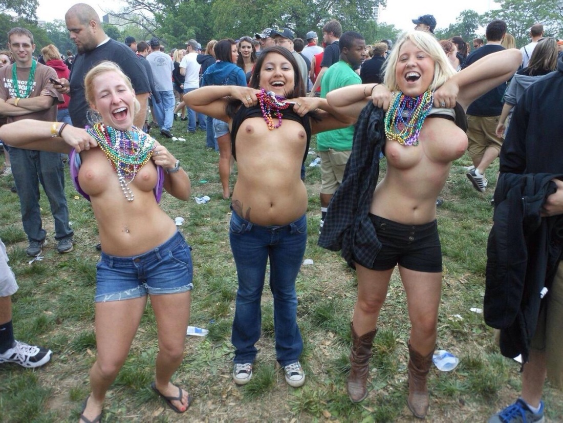 Топлесс девушки на фестивале