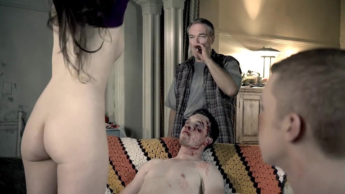 Зрелая голышом по дому