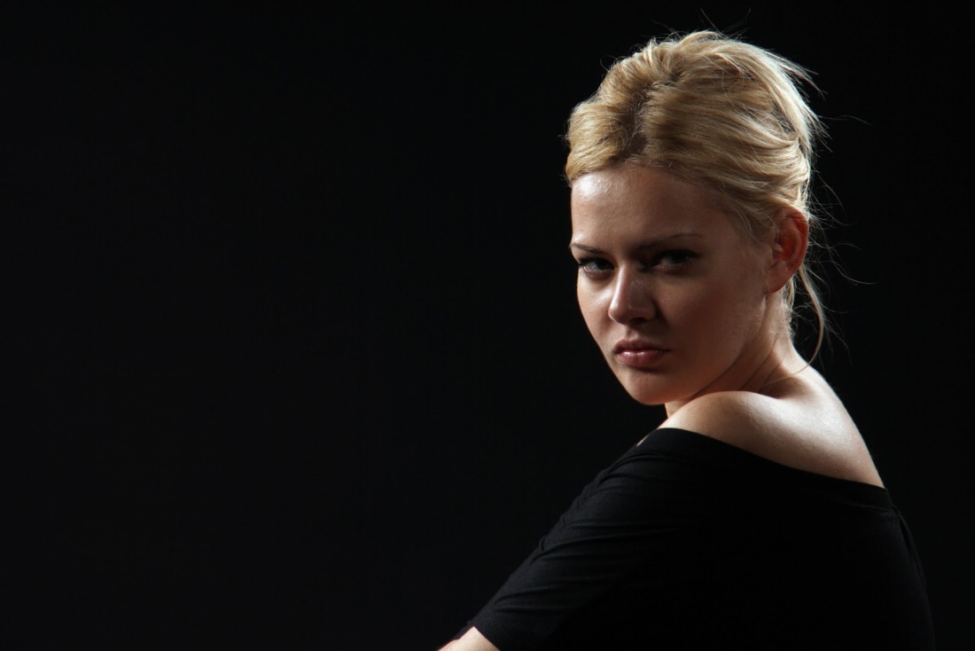 Девушка в платье портрет грудь