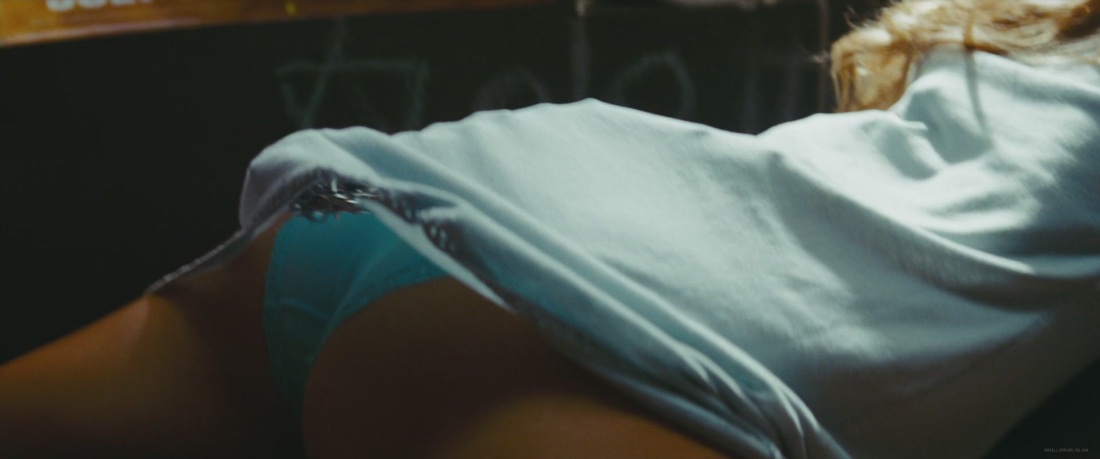 Изабель Лукас в фильме лофт