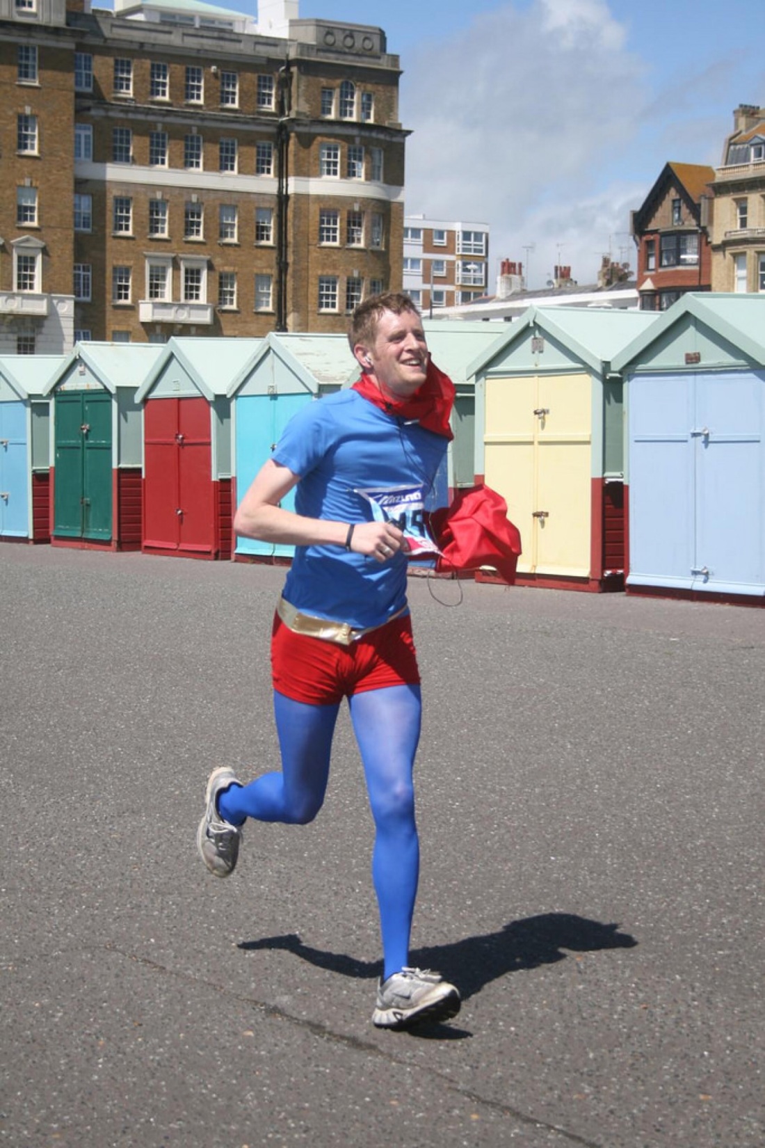 Мужчины в колготках на улице