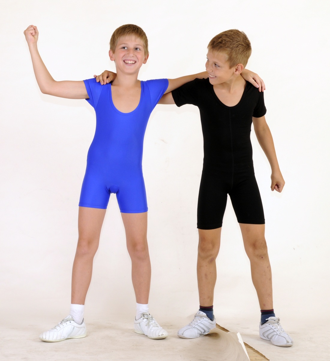 Парень подросток в трико